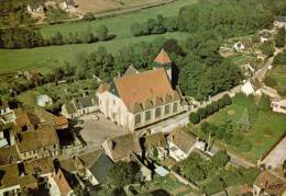 CPM   COURTENAY   Un Coin Du Village Avec L'église Saint Paul Et Saint Pierre - Courtenay