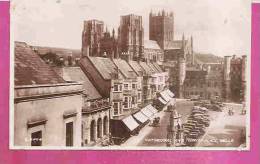 WELLS  -   * CATHEDRAL And MARKET PLACE  *   -   Publisher :  VALENTINE & SONS    Nr: G 8494 - Wells