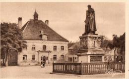 57 PFALSBOURG  - L'hôtel De Ville Et Le Monument Du Général Mouton - Phalsbourg