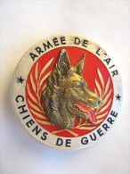 RARE INSIGNE CHIEN ARMEE DE L´AIR LES CHIENS DE GUERRE (TRANSLUCIDE) Y. DELSART ETAT EXCELLENT - Fuerzas Aéreas