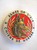 RARE INSIGNE CHIEN ARMEE DE L´AIR LES CHIENS DE GUERRE (TRANSLUCIDE) Y. DELSART ETAT EXCELLENT - Luftwaffe