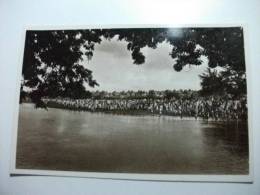 Somalia Italiana Fotografica Afgoi Fantasia Delle Bastonate  Foto Parodi Folla Presso Corso D'acqua - Somalie