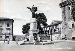 Bellissima Cartolina D´epoca " Benevento -  " Il Monumento Ai Caduti " - Benevento