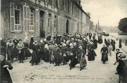 CPA - 29 - MORLAIX - La Sortie Des Cigarières De La Manufacture Des Tabacs - 819 - Morlaix