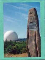 PLEUMEUR BODOU LE MENHIR COMMEMORATIF ET LE RADOME - Pleumeur-Bodou