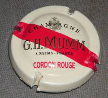 Capsule Champagne Mumm, N°134, Cordon Rouge, Crème ,inscription Rouge,  Cote 1.50 € - Mumm GH