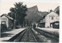 38 // CLELLES   Le Mont Aiguille   CPSM 150 X 105   GARE DE CLELLES MENS  Vue Intérieure, Arrivée Du Train - Clelles