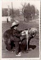 ENFANT Et OURS EMPAILLÉ - PHOTO FORAINE / PHOTOGRAPHE AMBULANT [ DIMENSIONS ~ 6 X 9 Cm ] - ANNÉE ~ 1960 (m-640) - Bears
