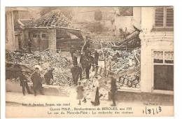 BERGUES - NORD - GUERRE 1914-1915 - BOMBARDEMENT DE MAI 1915 - LA RUE DU MONT DE PIETE - RECHERCHE DES VICTIMES - Bergues