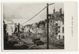 SAINT-LO. - Carte-photo Du Bombardement De 1945.  Véhicules Militaires Sur La Rue Havin. - Saint Lo