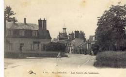 CPA (58) GUERIGNY  Les Cours Du Chateau - Guerigny