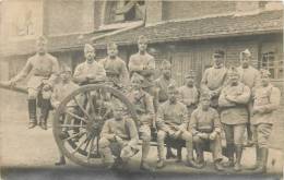 CARTE PHOTO NON IDENTIFIEE GROUPE DE SOLDATS ET CANON - A Identificar