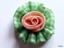 Broche Artisanale Fleur Tissu à Carreaux Vert Et Coeur Rose Saumon  Diamètre De La Fleur: Environ 6,5cm. - Broschen
