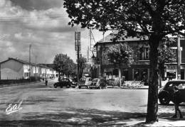 78-LES CLAYES SOUS BOIS...RUE MAURICE JOUET ET PLACE DE LA REPUBLIQUE AVEC VOITURES ....CPSM GRAND FORMAT ANIMEE - Les Clayes Sous Bois