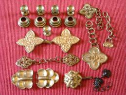 Important Lot De Boucles De Cape XIXe, Laiton Doré , Style Medieval - Cuff Links & Studs