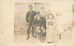 CARTE PHOTO NON IDENTIFIEE PHOTO DE FAMILLE A GAUCHE ECUYER - Zu Identifizieren