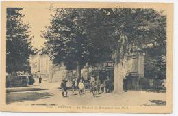 42 // RIORGES  La Place Et Le Monument Aux Morts   5187   ANIMEE  ** - Riorges