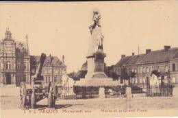 ARQUES.  _  Monument Aux Morts Et La Grand'Place. A Coté Canon Et Obus. - Arques