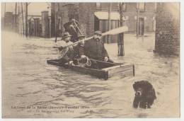 PARIS 13ème : LA CRUE DE LA SEINE 1910 - UN BAC IMPROVISE RUE D'IVRY - CPA - 2 SCANS - - Arrondissement: 13