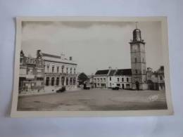 59 CPA GRAVELINES N°8 La Place D'Armes, Voiture ,hotel - Gravelines