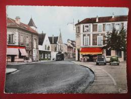 Crosnes  (91)  La Place Boileau :HY Et 2cv Citroën , 4cv Renault - Crosnes (Crosne)