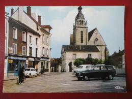 Limours (91)  :l'église Et La Place Du Marché : 4 Cv Et 204 Garées - Limours