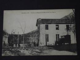 ROUSSILLON (Isère) - L´Ecole, La Place Et Le Monument Aux Morts Automobiles - Animée - Correspondance - Roussillon