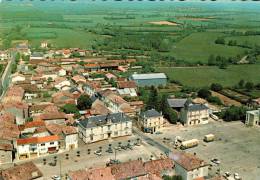 CPSM  SAUZE VAUSSAIS    Un Coin Du Village Avec La Place Du Marché  En 70 - Sauze Vaussais