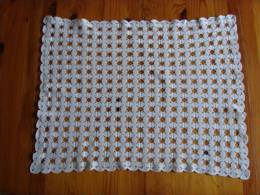 Napperon Blanc Rectangulaire  Crocheté  Finement , Motif 4 Feuilles. Voir Photos. - Tablemates