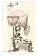 1er Avril - Petite Fille Assise Avec 3 Poissons Devant épuisette Et Médaillon Bateaux - Ecrite/timbrée En 1911 - 1er Avril - Poisson D'avril