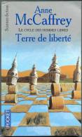 PRESSES-POCKET N° 5562 " TERRE DE LIBERTE " ANNE-McCAFFREY DE 2000 - Presses Pocket