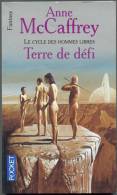 PRESSES-POCKET N° 5678 " TERRE DE DEFI " ANNE-McCAFFREY DE 2001 - Presses Pocket