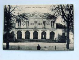 Carte Postale Ancienne : MATHA : Place De L'Hotel De Ville - Matha