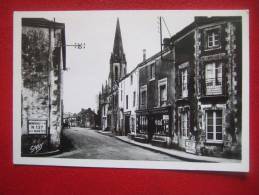 44 - AIGREFEUILLE - LE CARREFOUR VERS LA PLACE DE L'EGLISE - MAGASIN EPICERIE , MERCERIE , VAISSELLE ... - Aigrefeuille-sur-Maine