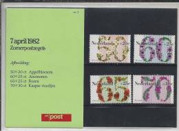 St.- Nederland Postfris PTT Mapje Nummer 3 - 7 April 1982, Zomerpostzegels. Appelbloesem, Anemoon, Rozen, Kaapse Viooltj - Nuevos