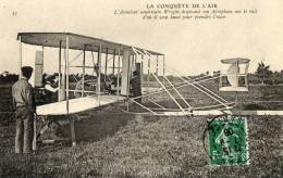 AVIATEUR WRIGHT Disposant Son Aéroplane Sur Le Rail De Lancement Gros Plan - Aviadores