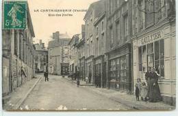 LA CHATAIGNERAIE  -  Rue Des Halles.(carte Vendue En L'état) - La Chataigneraie