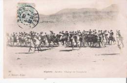 ALGERIE 167 SPAHIS . CHARGE DE CAVALERIE (BELLE ANIMATION) 1906 - Hommes
