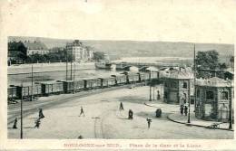 N°25819 -cpa Boulogne Sur Mer -place De La Gare Et La Liane- - Gares - Avec Trains