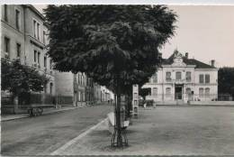 CPSM 69 PIERRE BENITE LA PLACE L ECOLE  LA MAIRIE - Pierre Benite