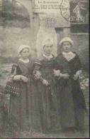 CPA.     NORMANDIE.  Types Et Costumes - Jeunes Filles En Promenade.        (réédition) - Otros