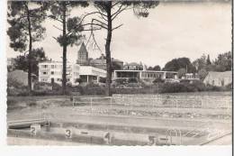 MONTENDRE 17 Charente Maritime La Piscine Municipale Et Groupe Scolaire Carte Dentelée Véritable Photo - Montendre