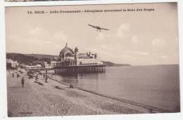 06 - Nice - Jetée Promenade - Aéroplane Survolant La Baie Des Anges - Editeur: Giletta N° 70 - Transport (air) - Airport