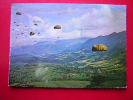 CPSM THEME SPORT PARACHUTISME PARACHUTISTES  VOYAGEE 1968 TIMBRE ATTENTION CARTE EN ETAT MOYEN - Parachutisme