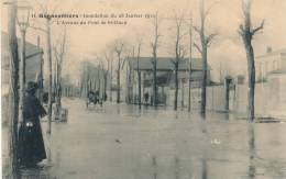 ( CPA 92)  GENNEVILLIERS  /  Inondation Du 28 Janvier 1910 - L' Avenue Du Pont De St-Ouen - - Gennevilliers