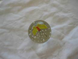 PRESSE PAPIER BOULE VERRE AVEC UN PAPILLON A L 'INTERIEUR - Paper-weights