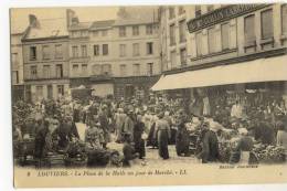 LOUVIERS  - La Place De La Halle Un Jour De Marché. - Louviers