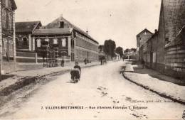CPA (80) VILLERS-BRETONNEUX, Rue D'Amiens Fabrique Delacour, écrite, Non Timbrrée - Villers Bretonneux