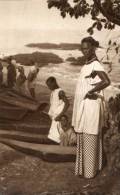 Sénégal ?? Femme Près De Pirogues , Carte-photo à Identifier. - Senegal