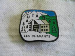 Pin´s UTAN (Union Touristique Les Amis De La Nature). Chalet Convivial Pour Skieurs Aux CHAVANTS, Vallée De CHAMONIX - Sports D'hiver